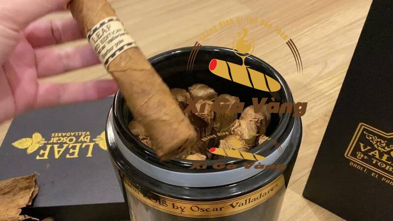 Cigar leaf by Oscar được đóng gói trong hộp sứ sang trọng 