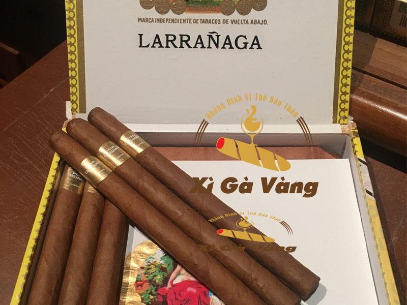 Những điếu cigar Por Larranaga được đóng gói trong hộp sang trọng