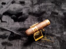 Dao cắt xì gà Dupont có vẻ ngoài rất sang trọng và sành điệu