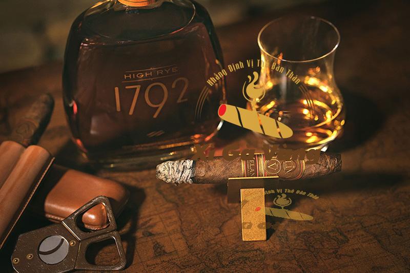 Bourbon mang đến cảm giác mạnh mẽ khi kết hợp cùng xì gà