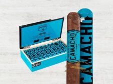 Vỏ ngoài của xì gà có màu nâu sáng và được bọc trong các ống đựng riêng biệt