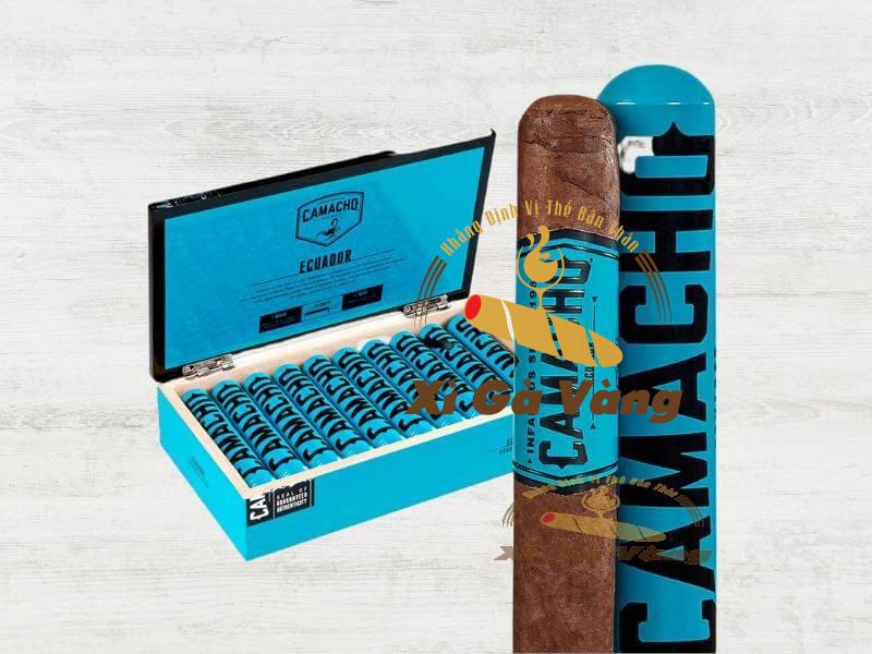 danh-gia-hinh-thuc-cua-camacho-ecuador-robusto-tubos-hop-20-dieu Vỏ ngoài của xì gà có màu nâu sáng và được bọc trong các ống đựng riêng biệt