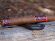 Điếu xì gà có lớp bọc màu nâu đỏ sẫm với hình dạng Toro thon dài, nhỏ gọn