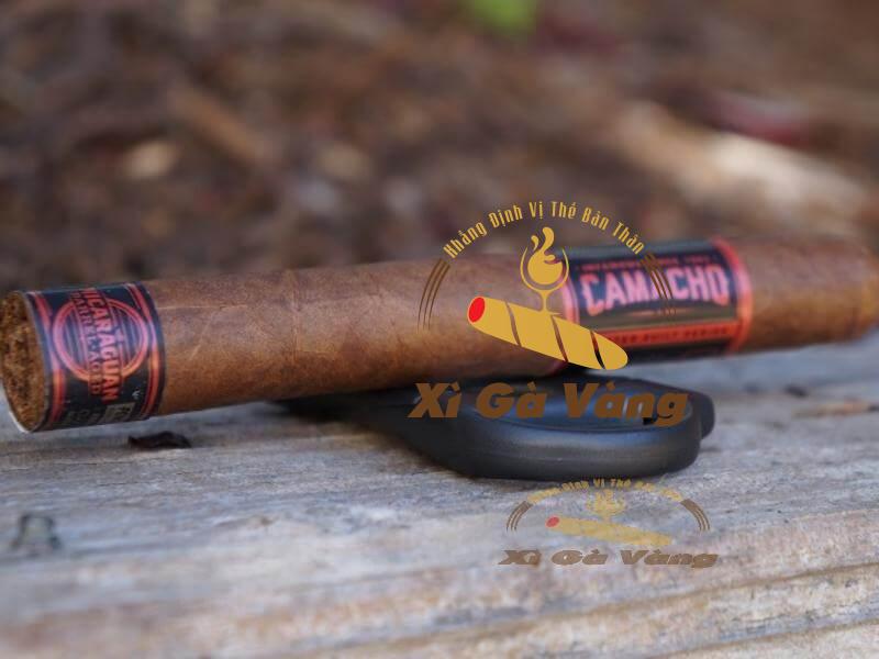danh-gia-hinh-thuc-cua-camacho-nicaragua-barrel-aged-toro Điếu xì gà có lớp bọc màu nâu đỏ sẫm với hình dạng Toro thon dài, nhỏ gọn