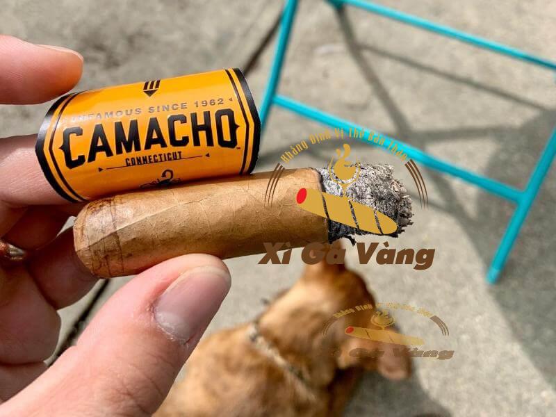 danh-gia-huong-vi-cua-Camacho-Connecticut-Robusto Camacho Connecticut Robusto là một lựa chọn tuyệt vời cho người mới bắt đầu
