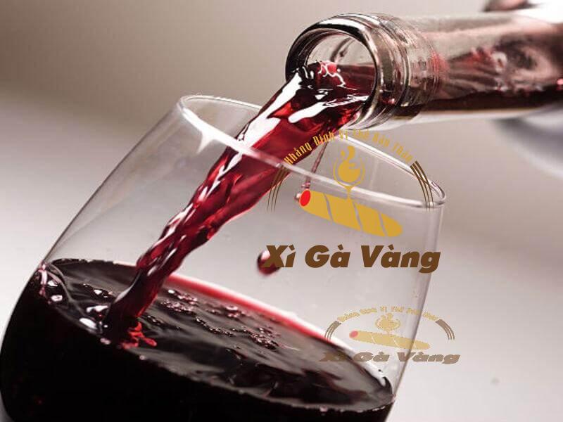Màu sắc của rượu vang đỏ là sự kết hợp giữa đỏ và tím đen
