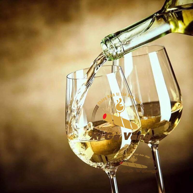 Rượu vang trắng không có màu trắng hoàn toàn mà là màu vàng chanh, vàng rơm,...