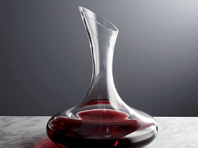 Rượu chứa trong bình Decanter sẽ tăng thêm hương vị và tính thẩm mỹ 