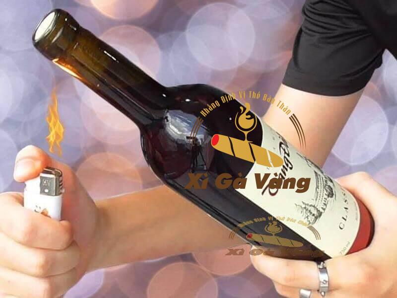 Sử dụng bật lửa là một trong những cách mở rượu vang đà lạt được sử dụng phổ biến