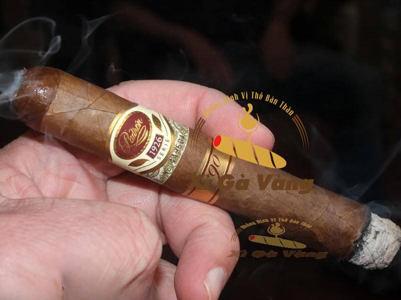 danh-gia-huong-vi-cua-Padron-Serie-1926-No-90-Tubos Mỗi lần trải nghiệm đều là những lần phiêu du vào một thế giới xì gà tuyệt hảo