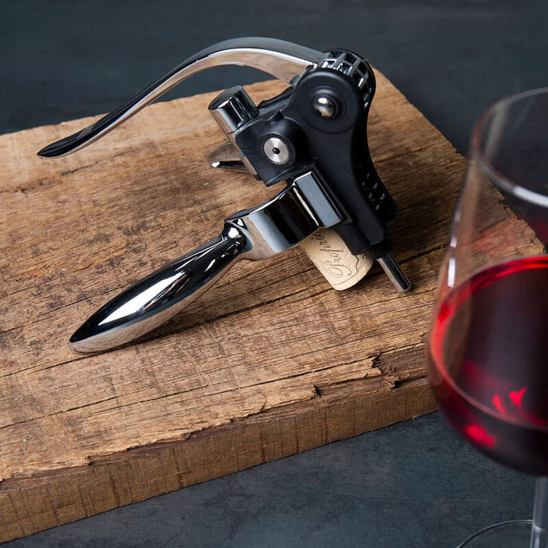 Lever corkscrew là đồ khui rượu vang giá rẻ được nhiều người lựa chọn