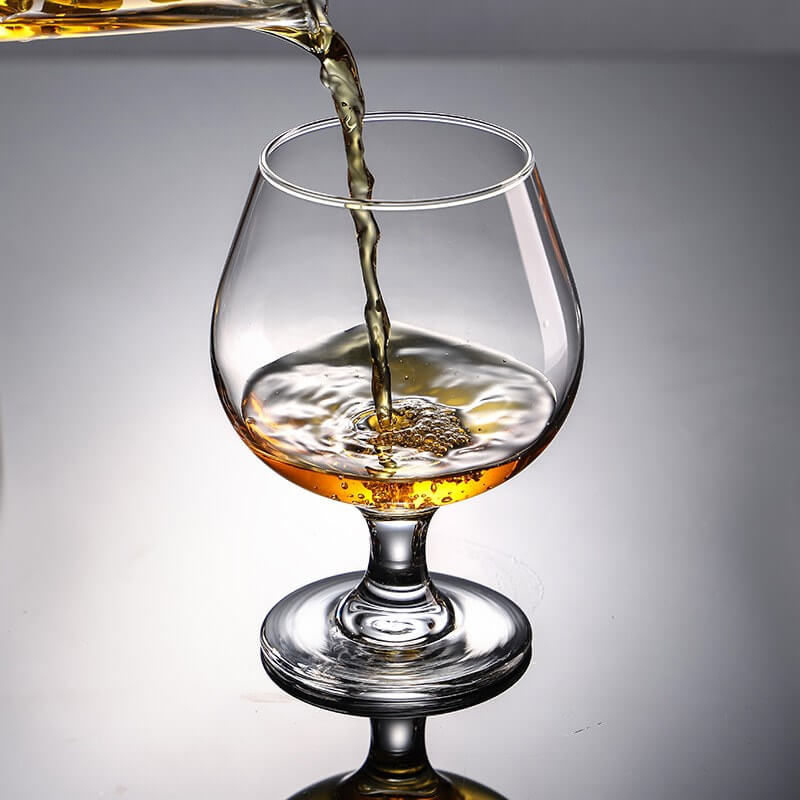 Rượu Brandy thường được phục vụ trong ly có hình dạng như quả táo