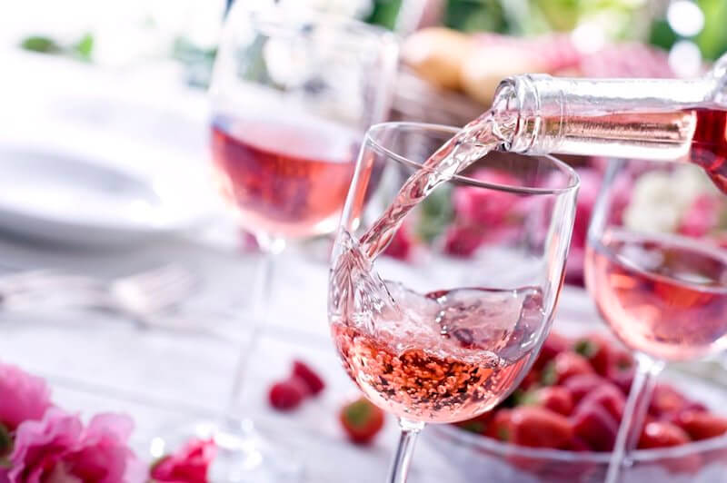 Đặc trưng cơ bản nhất của ly rượu vang hồng là có phần bầu ngắn