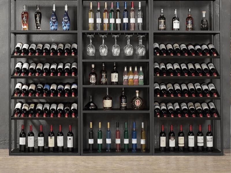 Kệ tủ trưng bày rượu vang trong nhà hàng, quán bar