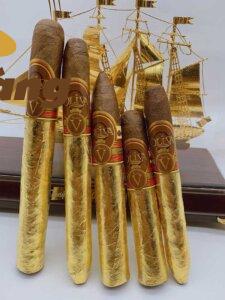 Cận cảnh 5 điếu xì gà trong bộ sưu tập Oliva V Special Sampler dát vàng