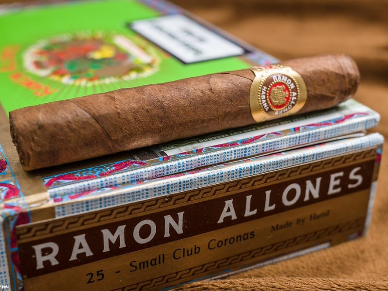 Danh-gia-hinh-thuc-cua-xi-ga-Ramon-Allones-Small-Club-Corona Hình thức của xì gà Ramon Allones Small Club Corona