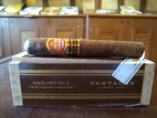 Hình thức bên ngoài của xì gà Partagas Maduro No.3