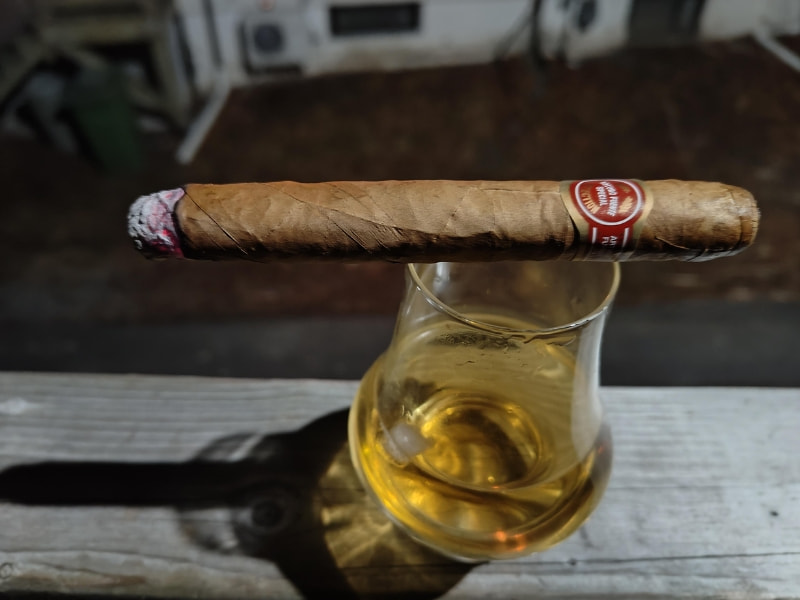 Danh-gia-huong-vi-cua-Xi-ga-Arturo-Fuente-Brevas-Royale Hương vị của Brevas Royale