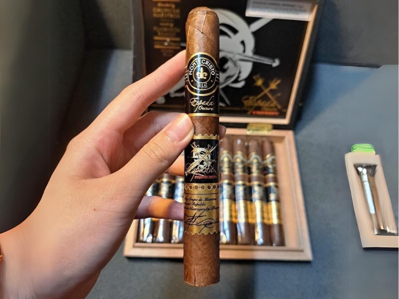 Danh-gia-huong-vi-cua-Xi-ga-Montecristo-Espada-Oscuro-Magnum-Especial Đánh giá hương vị của Montecristo Espada Oscuro Magnum Especial