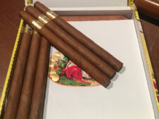 Giá cả của Por Larranaga Montecarlos