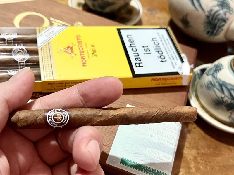 Montecristo-Puritos-co-huong-vi-dam-da Xì gà Montecristo Puritos có hương vị đậm đà
