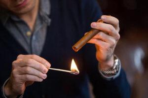Cách châm lửa là bí mật về xì gà giúp quý ông thưởng thức trọn vẹn hương vị