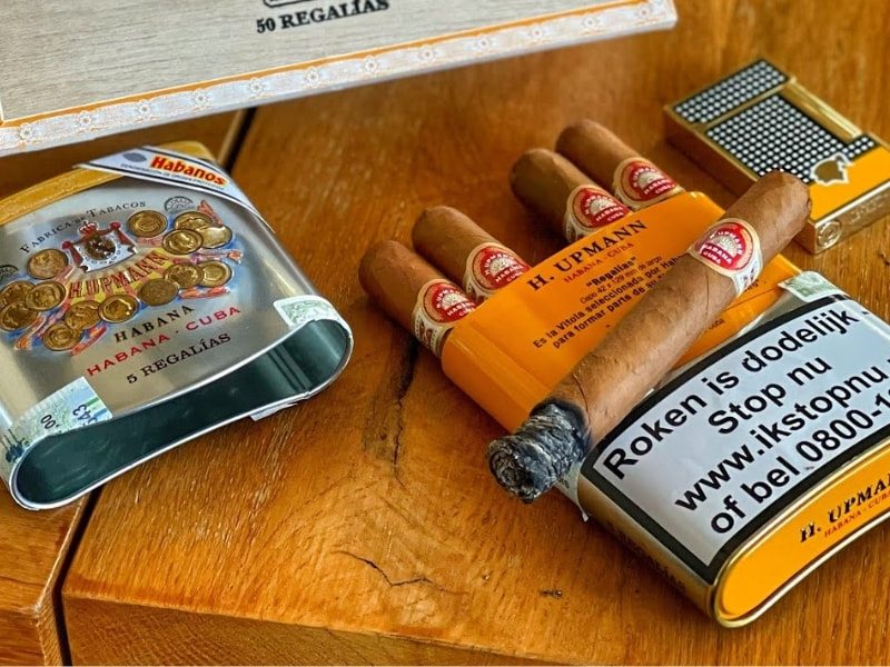 danh-gia-huong-vi-cua-Xi-ga-H.upmann-Regalias Đánh giá hương vị của H.upmann Regalias