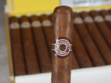 Hình thức bên ngoài của cigar Montecristo No3