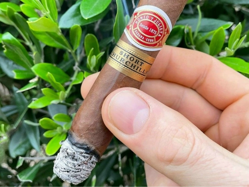thoi-gian-hut-romeo-y-julieta-short-churchill Đánh giá hương vị của Romeo y Julieta Short Churchill