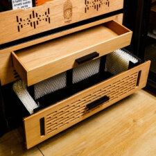 Khay chứa rộng rãi của tủ điện cigar Lubinski RA 333