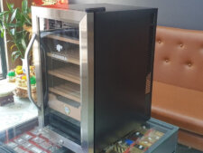 Đặt tủ ở nơi khô ráo, thoáng mát, tránh ánh nắng trực tiếp chiếu vào