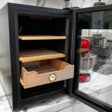 Ngăn kéo tủ bảo quản cigar Klarstein El Presidente 23 Humidor được làm bằng gỗ tuyết tùng