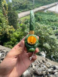 Kết hợp chất liệu đa dạng gồm ngọc bích và vàng