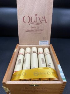 Những điếu xì gà đựng trong hộp gỗ sang trọng và tinh tế