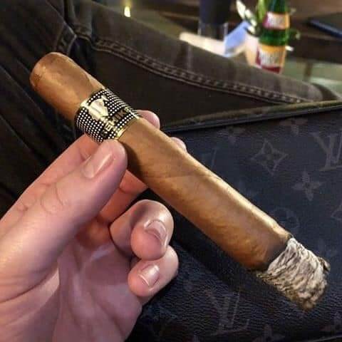 Thuốc lá xì gà Cohiba