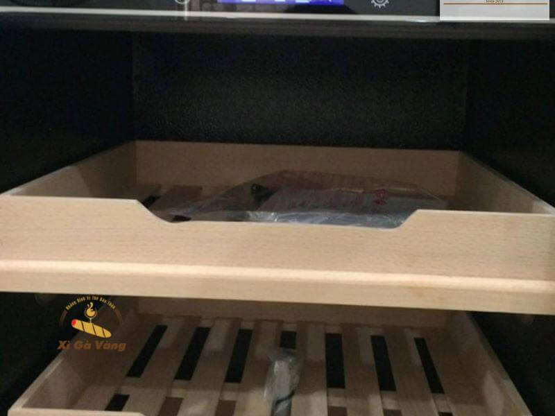 Golden-GF-163-Black-voi-go-cay-tuyet-tung Tủ bảo quản xì gà Golden GF 163 Black được làm từ gỗ cao cấp