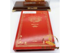 Xì gà Romeo y Julieta Book of Love dát vàng sở hữu thiết kế mang đậm tính nghệ thuật.