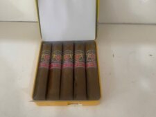 Hương cacao nhẹ, gỗ dịu và chút sweetness cuối hậu vị.