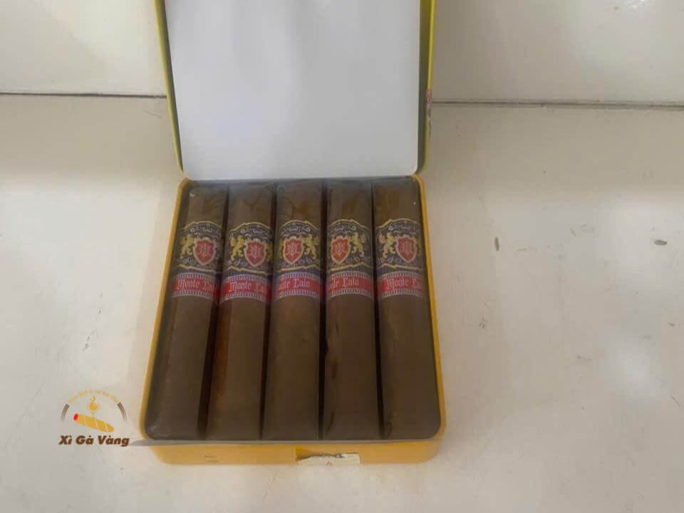 monte-calo-n01 Hương cacao nhẹ, gỗ dịu và chút sweetness cuối hậu vị.